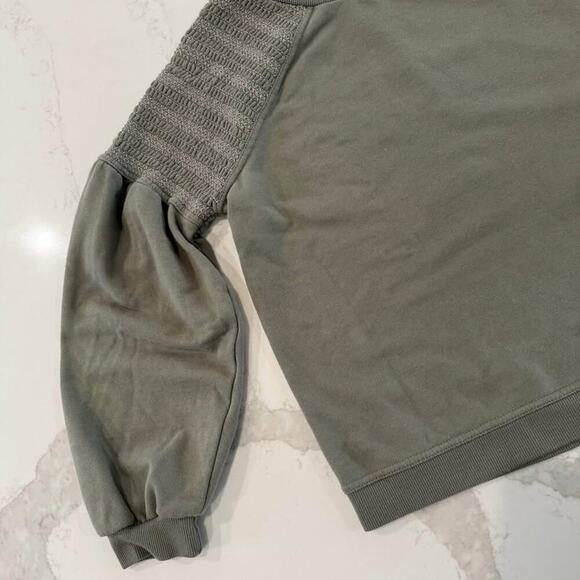 Cable & Gauge Cropped Sweatshirt Womens Medium Smocked Shoulder Army/Olive Green - Picture 3 of 8